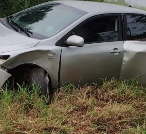 Acidente na PR-484 em Capitão Leônidas Marques envolve Corolla de Boa Vista e deixa danos materiais