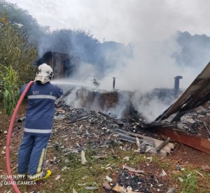 Incêndio destrói residência de madeira na Linha Povo Unido, em Capitão Leônidas Marques