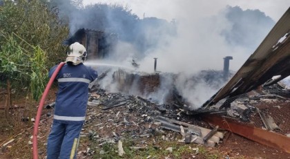Incêndio destrói residência de madeira na Linha Povo Unido, em Capitão Leônidas Marques