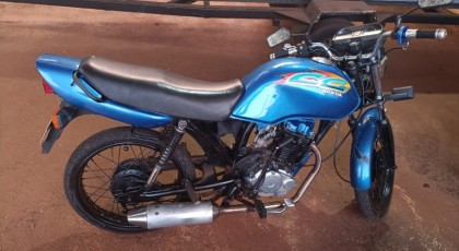 Polícia Militar de Santa Lucia aborda adolescente em motocicleta por excesso de velocidade e condução sem CNH